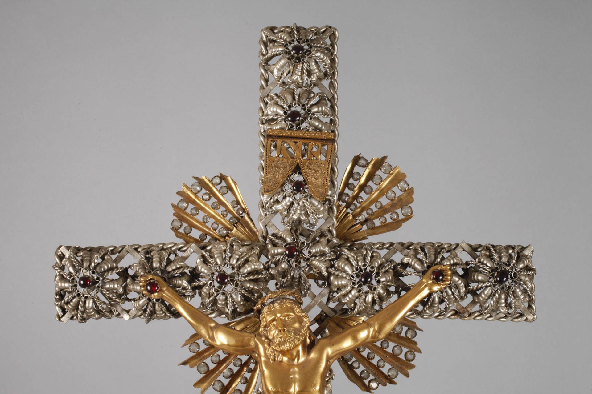 Großes Kruzifix Ende 19. Jh., Klosterarbeit, Messing und Weißmetall, Sockel und Kreuz durchbrochen - Bild 3 aus 7