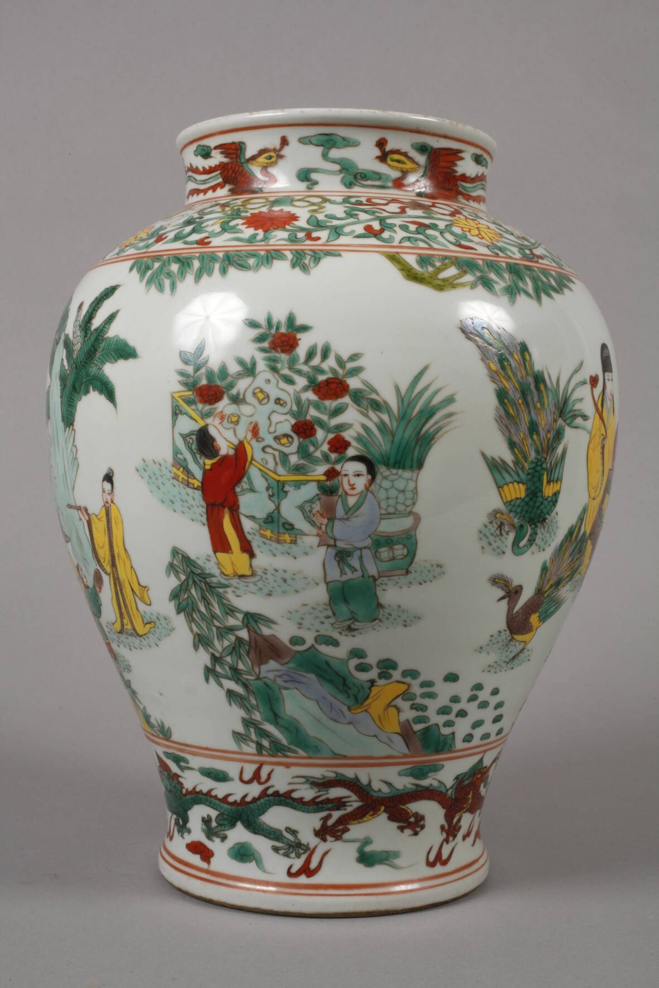 Vase Famille verte 19. Jh., ungemarkt, signiert, weiß glasiertes Porzellan in polychromer - Image 5 of 6