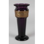 Moser Karlsbad Vase mit Fries um 1915, signiert, violettes Glas, ausgekugelter Abriss,