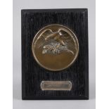 Ehrenpreis Bronzemedaillon mit Relief eines Adlers, einen Lorbeerzweig tragend, darunter Plakette