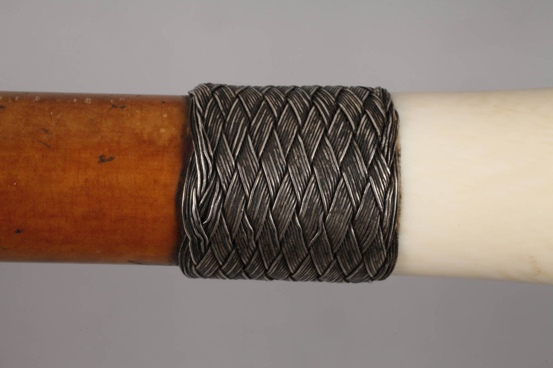 Spazierstock Elfenbein um 1890, hoher, konisch zulaufender Knauf aus Elfenbein, geflochtene - Bild 3 aus 4