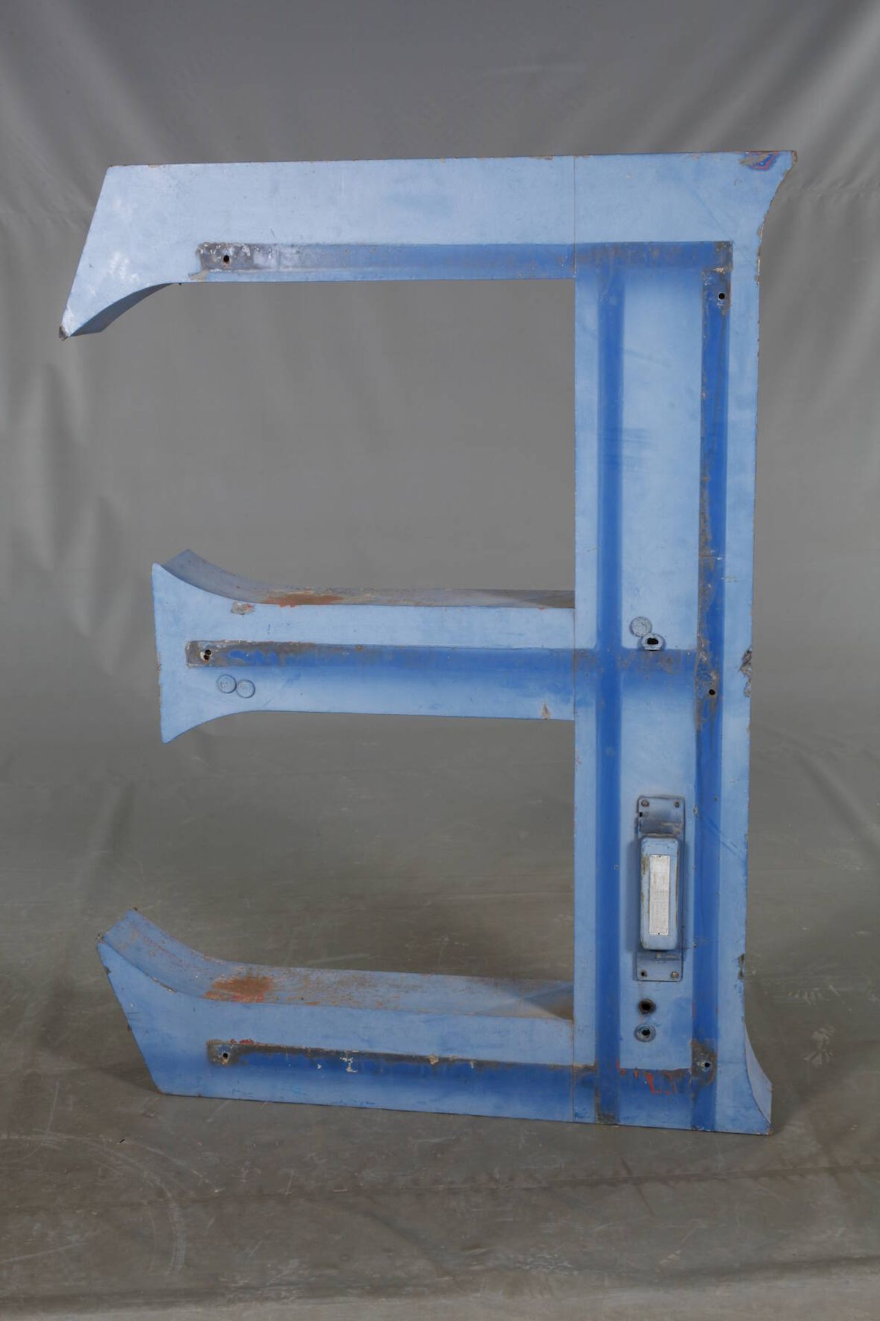 Vier übergroße Metallbuchstaben 2. Hälfte 20. Jh., gemarkt Hoerner, Metall blau lackiert, Teile - Bild 4 aus 4