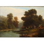 Sommerliche Flusslandschaft idyllische Szene mit Angler unter Laubbäumen am Flussufer, in bewegter