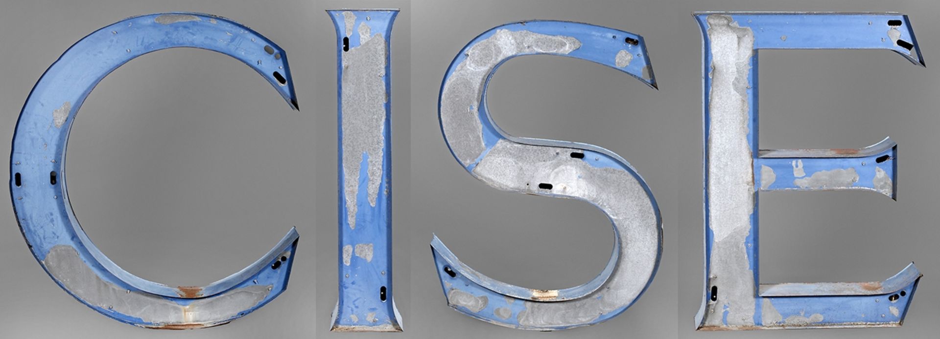 Vier übergroße Metallbuchstaben 2. Hälfte 20. Jh., gemarkt Hoerner, Metall blau lackiert, Teile