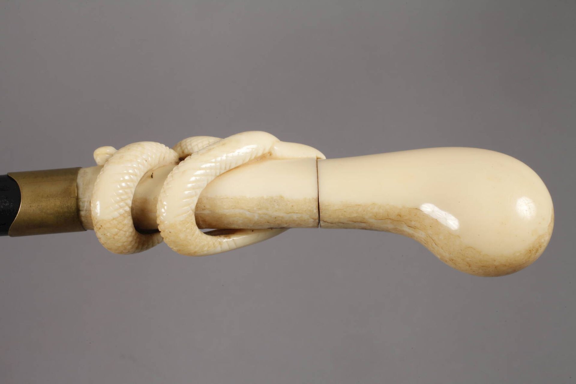 Spazierstock Elfenbein 19. Jh., hohes Griffstück, zweiteilig aus beschnitztem Elfenbein gefertigt, - Bild 6 aus 6