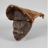 Ritualtanzmaske wohl Kongo, leichtes, schwarzbraun eingefärbtes Tropenholz, eingefasst von