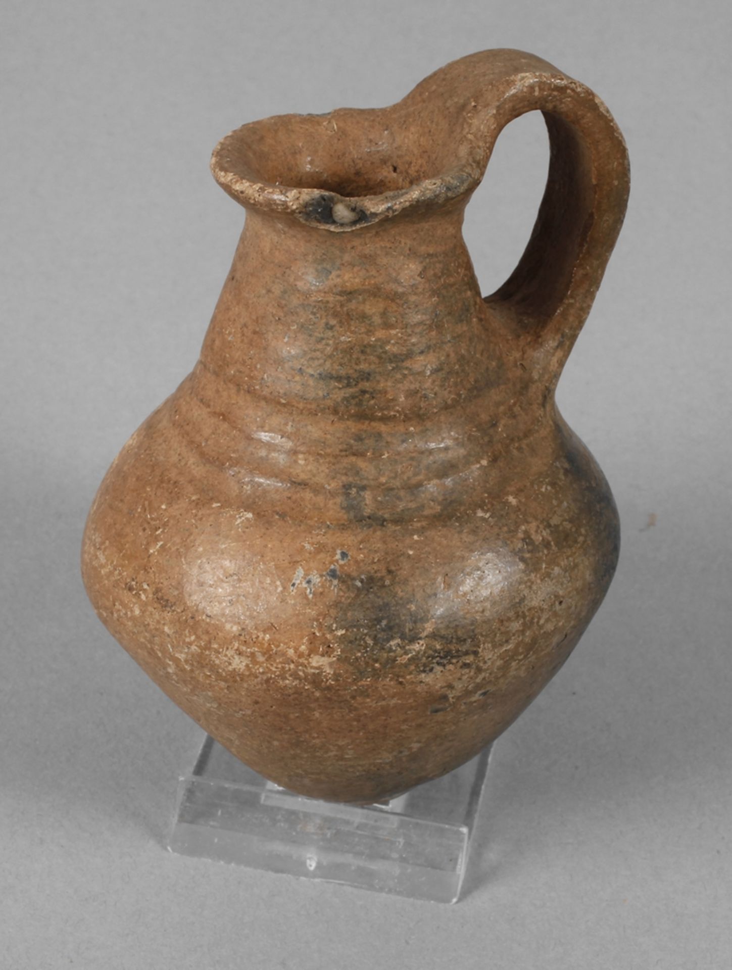 Prähistorisches Kännchen wohl späte Bronze-/frühe Eisenzeit, grob gemagerte (Steinchen) hellbraune