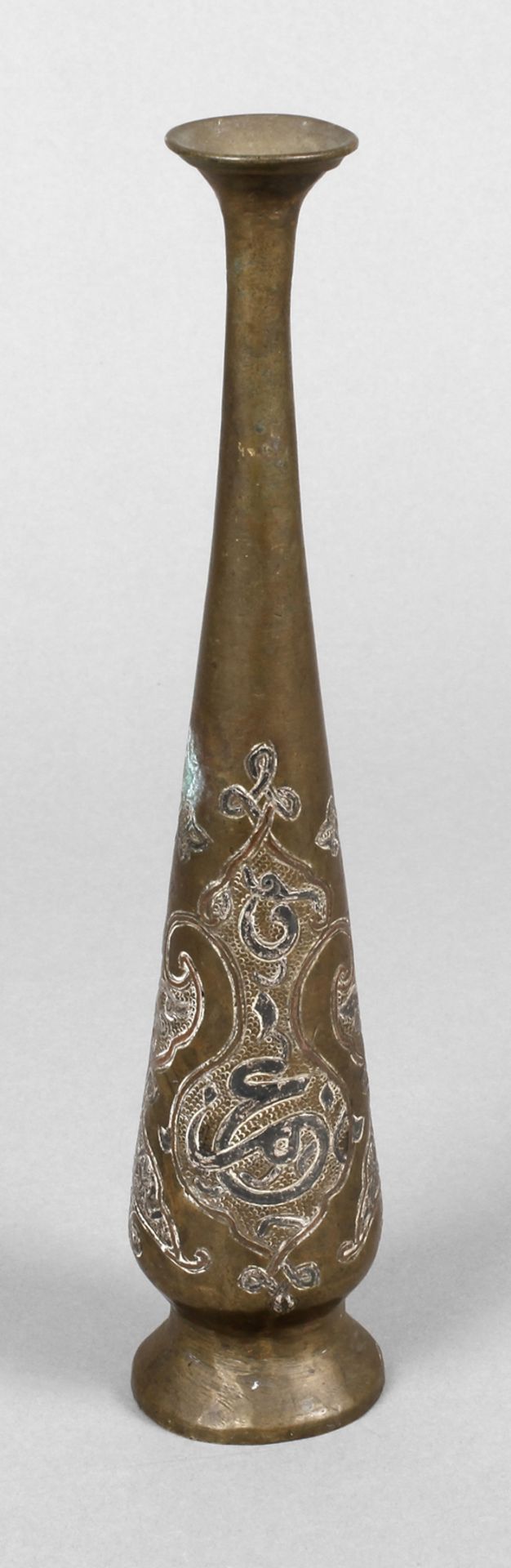 Persische Ziervase Anfang 20. Jh., Messing gegossen, teils bronziert bzw. versilbert, schlanker,