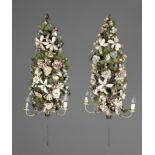 Paar florale Wandlampen Anfang 20. Jh., Weißblech, mehrfarbig gefasst, ungewöhnliche Leuchten in
