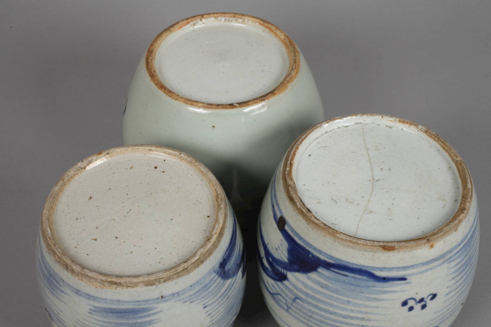 Drei Ingwertöpfe China, Ende 19. Jh., ungemarkt, Porzellan in kobaltblauer Unterglasurbemalung, - Bild 4 aus 4
