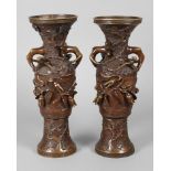 Vasenpaar China Anfang 20. Jh., Bronze, aus zwei Teilen gefertigt, mit plastischen Blüten, Ästen und
