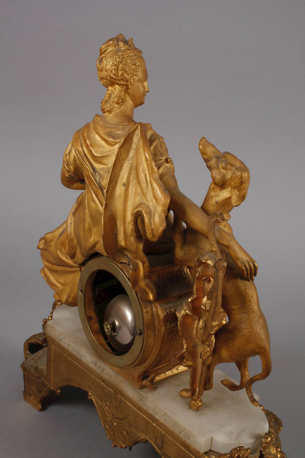 Figurenpendule Frankreich, Ende 19. Jh., Metallguss vergoldet, Sockel aus Alabaster, Darstellung der - Image 6 of 8