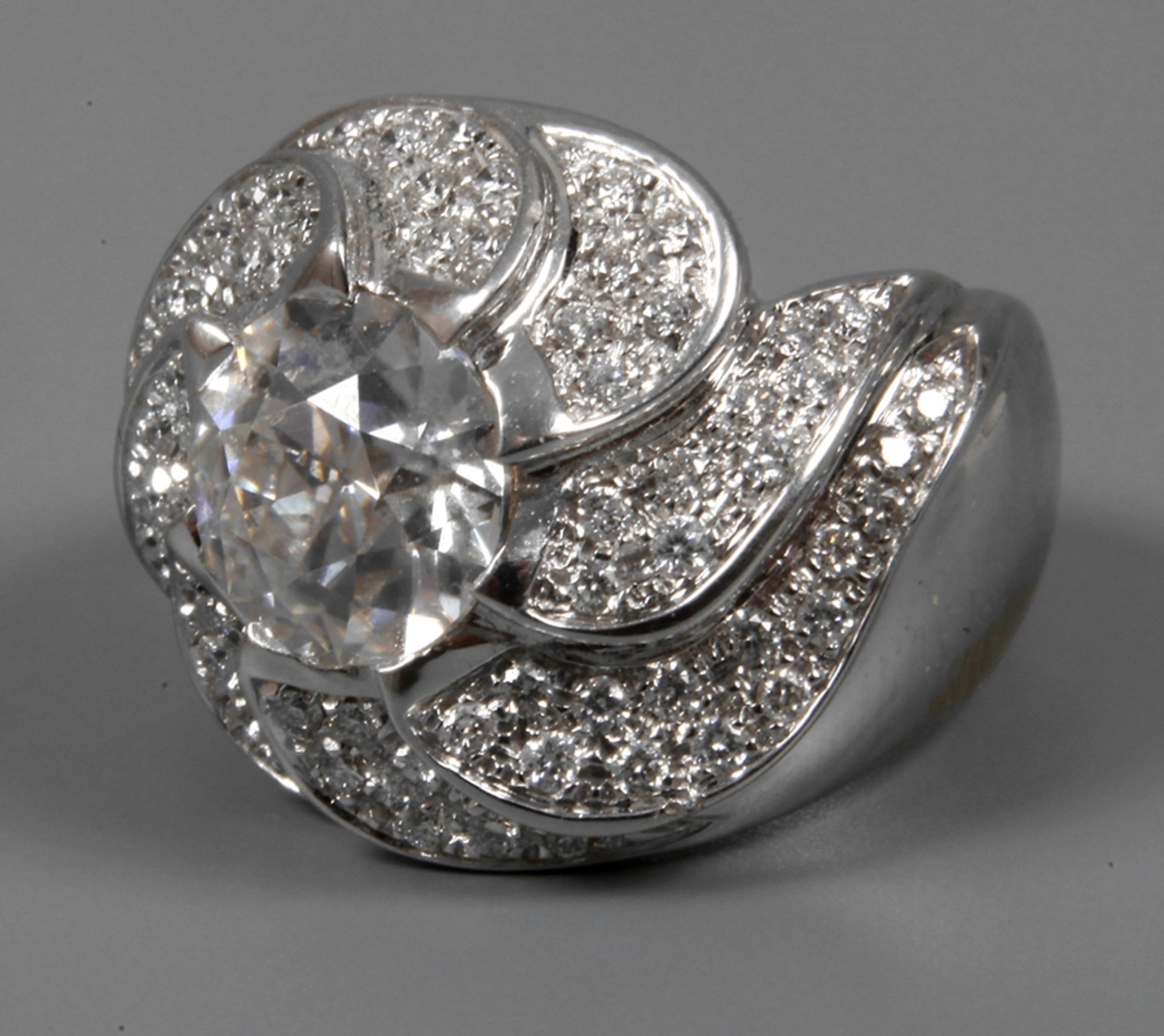 Brillantring mit Moissanit neuzeitlich, Weißgold geprüft 750/1000, aufwendig gestalteter Ring, ca.