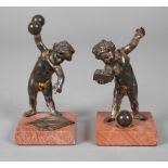 Zwei Miniaturen Putti als Gewichtheber um 1900, unsigniert, Bronze versilbert und vergoldet,