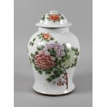 Deckelvase China um 1920, ungemarkt, signiert, balusterhafter Porzellankorpus, verziert in