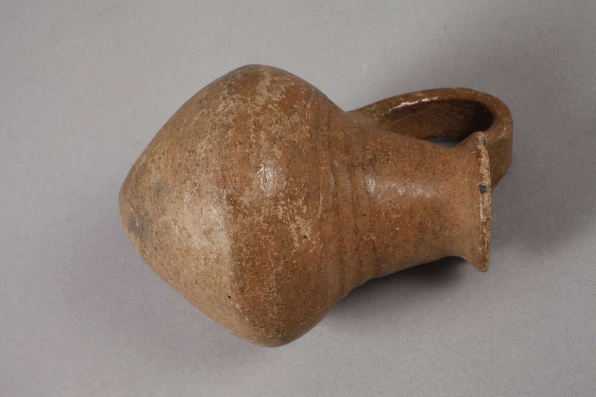 Prähistorisches Kännchen wohl späte Bronze-/frühe Eisenzeit, grob gemagerte (Steinchen) hellbraune - Image 3 of 3