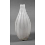 Vase Murano 2. Hälfte 20. Jh., farbloses Glas, formgeblasen, opaline schräge Einschmelzungen,