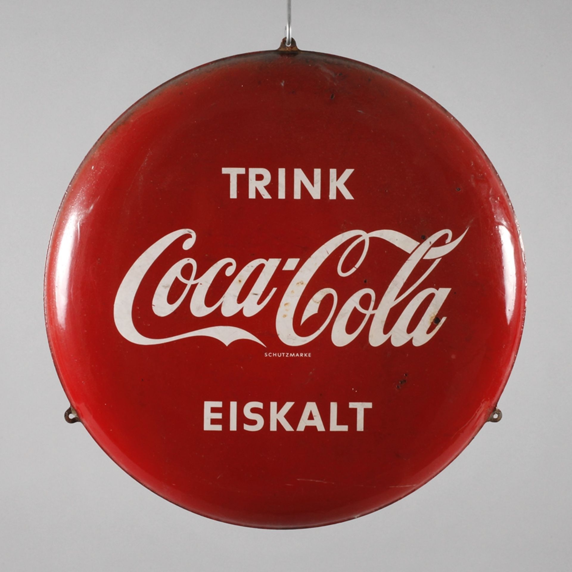 Emailschild Coca Cola 1960er Jahre, ohne Hersteller, rundes gebauchtes Schild, zweifarbig