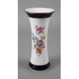 Meissen Stangenvase "Blumenbukett" unterglasurblaue Schwertermarke ab 1948, 1. Wahl, Präge- und