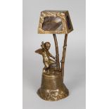 Figürliche Tischlampe um 1900, seitl. undeutlich signiert Körft?, Bronze bräunlich patiniert,
