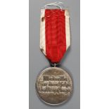 Ehrenzeichen für deutsche Volkspflege 4. Stufe, Medaille am Bandstück, Tragespuren.