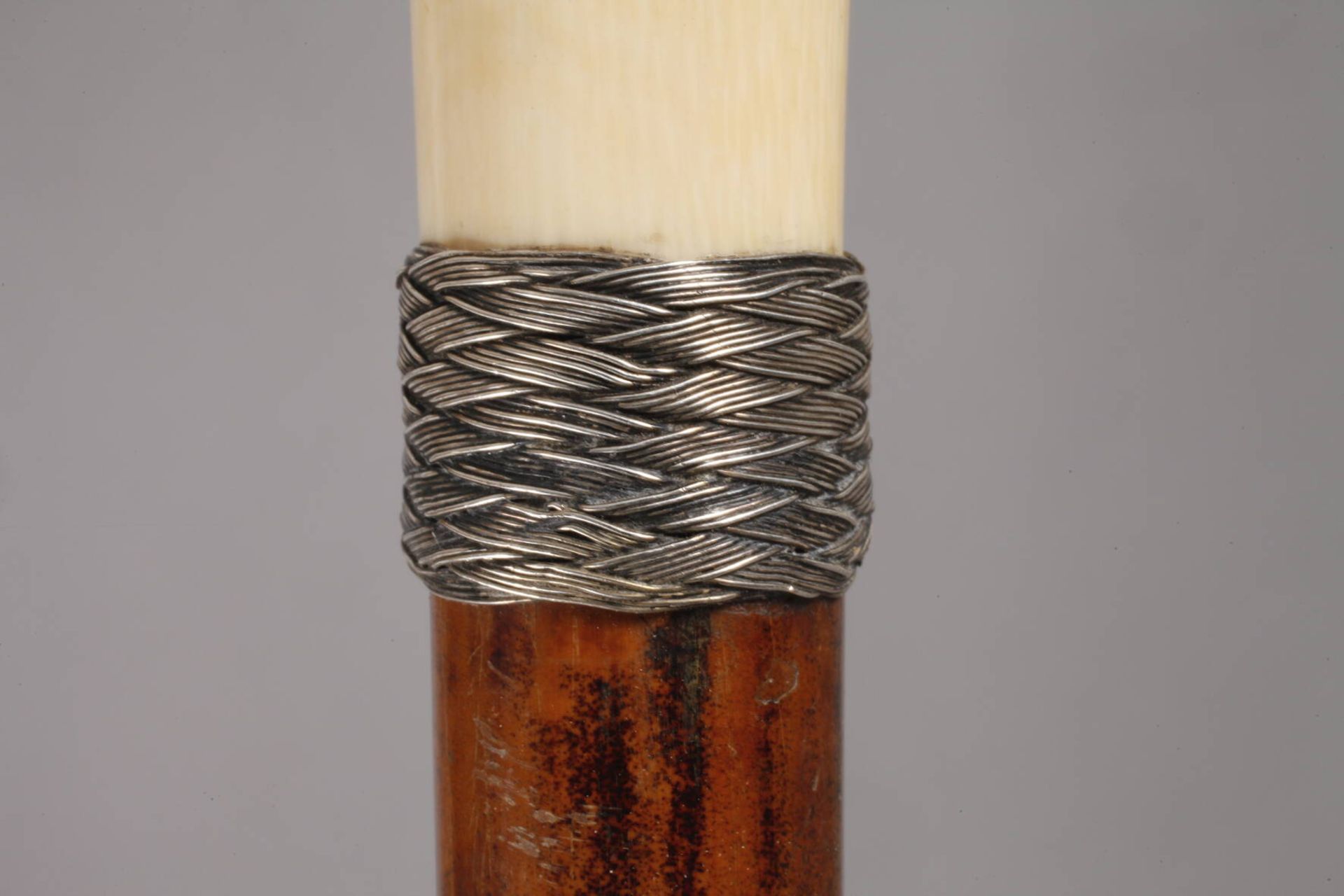 Spazierstock Elfenbein um 1890, hoher, konisch zulaufender Knauf aus Elfenbein, geflochtene - Image 3 of 4