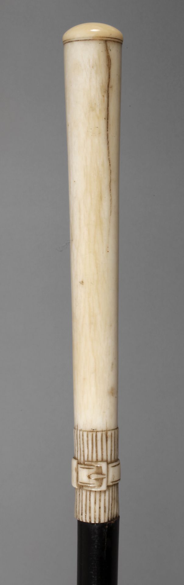 Spazierstock Elfenbein 19. Jh., hoher, leicht konisch zulaufender Knauf aus beschnitztem