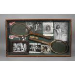 Schaukasten Tennissport um 1920, verglaster Objektkasten mit Fotoabzügen und Zeitungsauszügen,