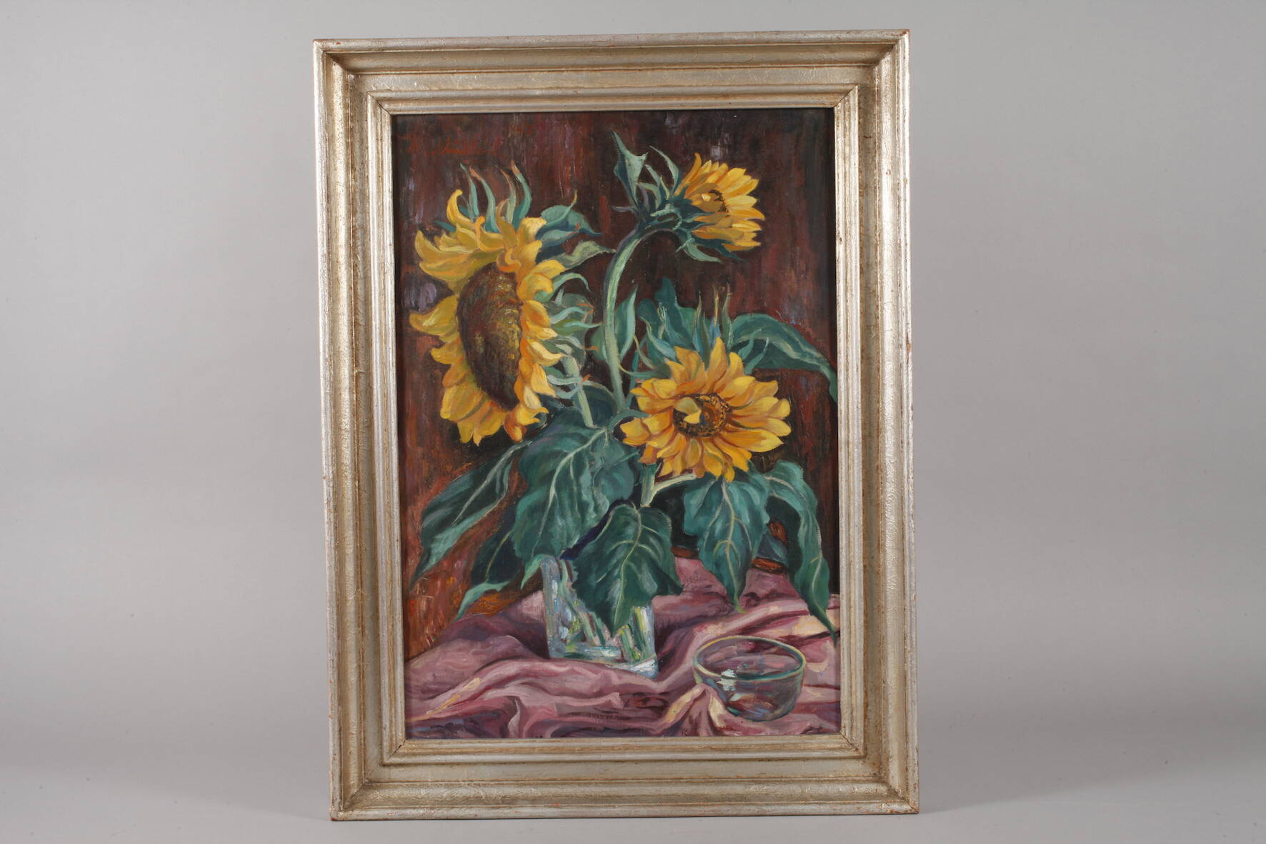 Hermann Mühlen, Sonnenblumenstillleben Glasvase mit drei blühenden Sonnenblumen, arrangiert mit - Image 2 of 4