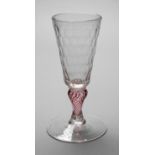 Barockes Fadenglas wohl Böhmen, 1. Hälfte 18. Jh., schlieriges farbloses Glas, breiter Scheibenfuß