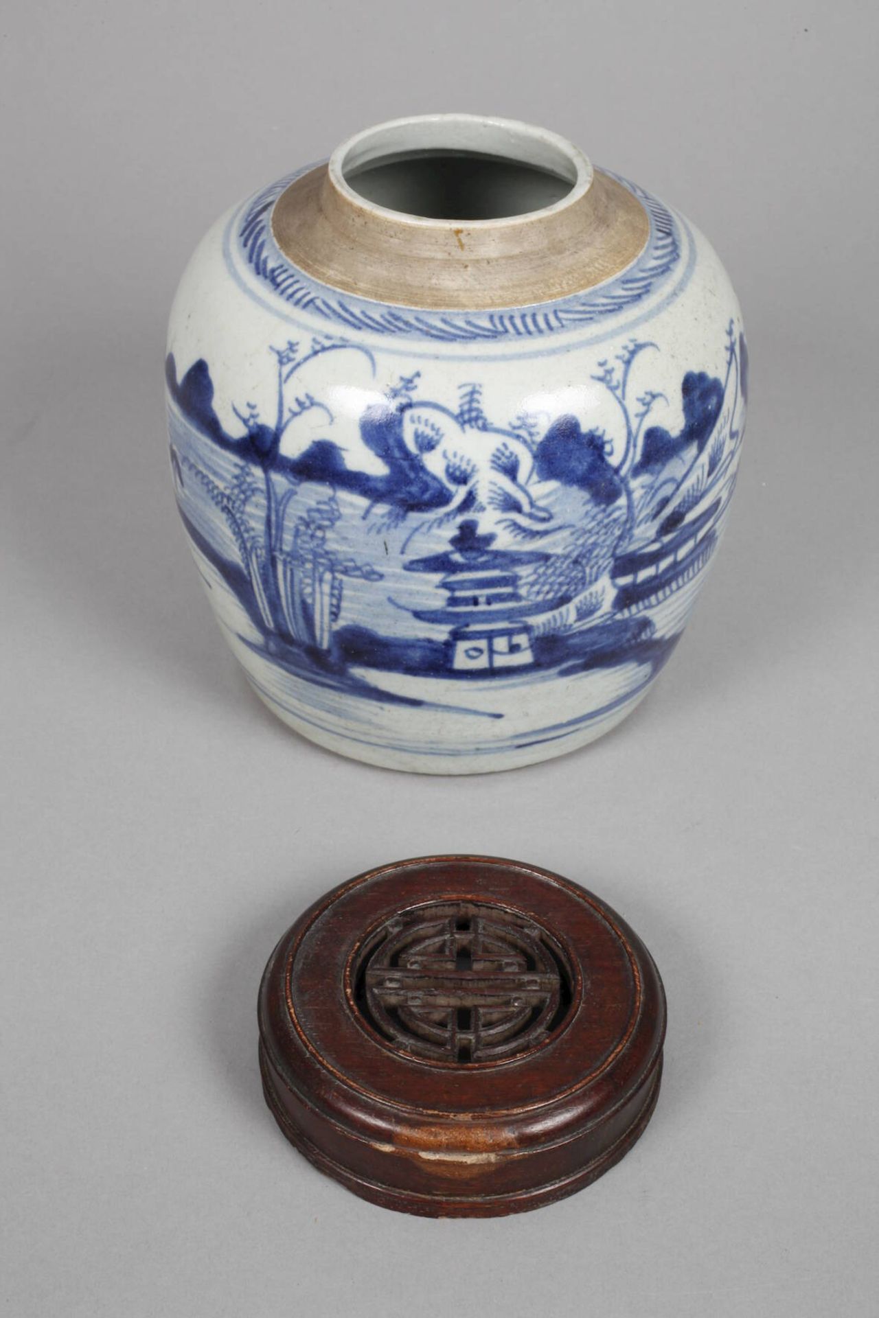 Drei Ingwertöpfe China, Ende 19. Jh., ungemarkt, Porzellan in kobaltblauer Unterglasurbemalung, - Bild 2 aus 4