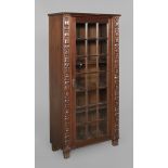 Büchervitrine um 1915, nussbaumfurniert, dunkelbraun gebeizt, eintüriger Korpus mit breiten,