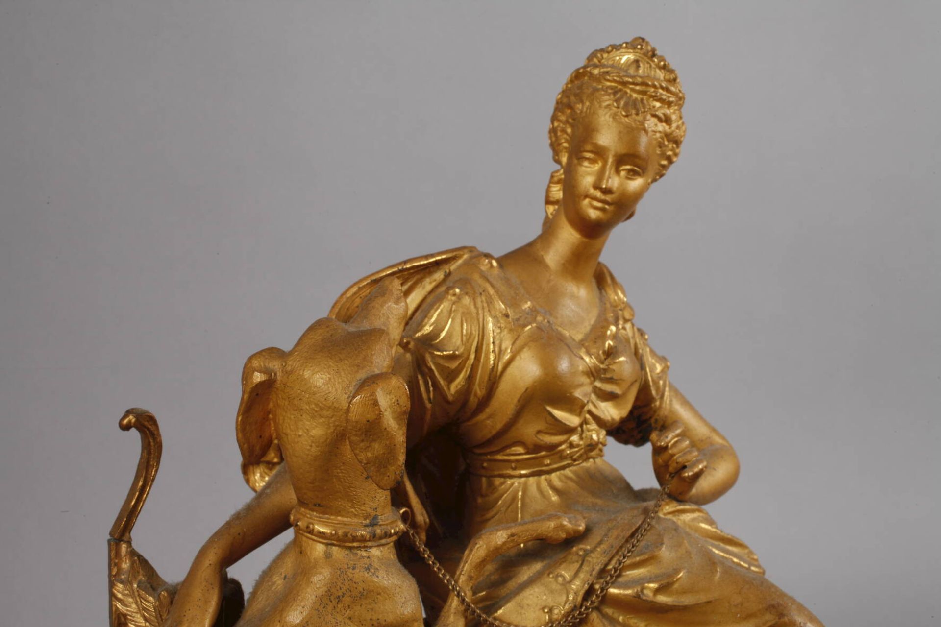 Figurenpendule Frankreich, Ende 19. Jh., Metallguss vergoldet, Sockel aus Alabaster, Darstellung der - Image 2 of 8