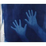 Blaue Hände Paar Hände in Hellblau auf dunkelblauem Grund, Farben auf Karton, um 2000,