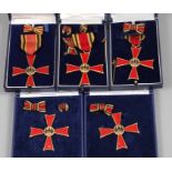 Konvolut Bundesverdienstkreuz BRD, 5 Stück, davon 3 am Bande und 2 mit Nadelschließe, in