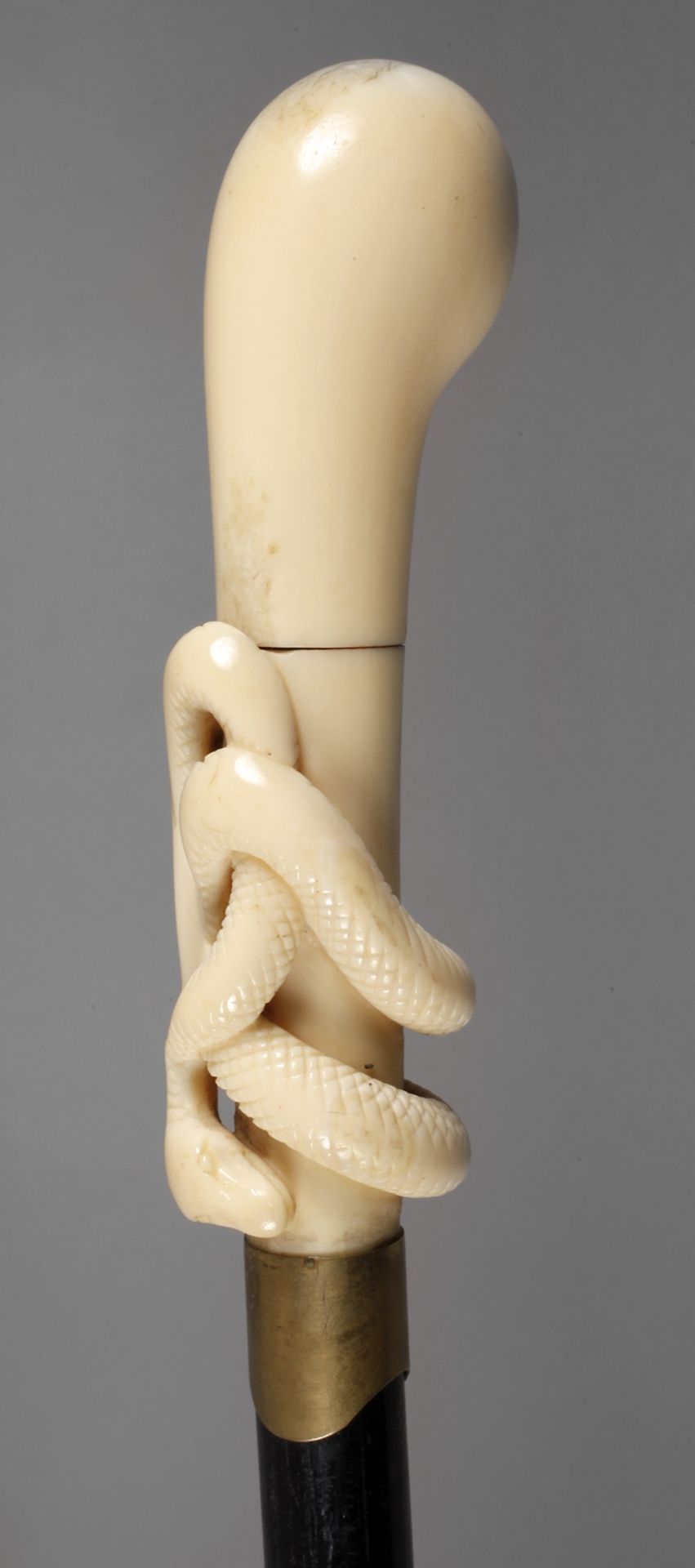Spazierstock Elfenbein 19. Jh., hohes Griffstück, zweiteilig aus beschnitztem Elfenbein gefertigt,