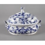 Meissen Deckelterrine "Zwiebelmuster" blaue Knaufschwertermarke 1888-1924, 1. Wahl, Präge- und