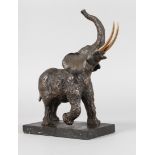 Elefant mit erhobenem Rüssel Mitte 20. Jh., unsigniert, Bronze dunkelbraun patiniert, Stoßzähne hell