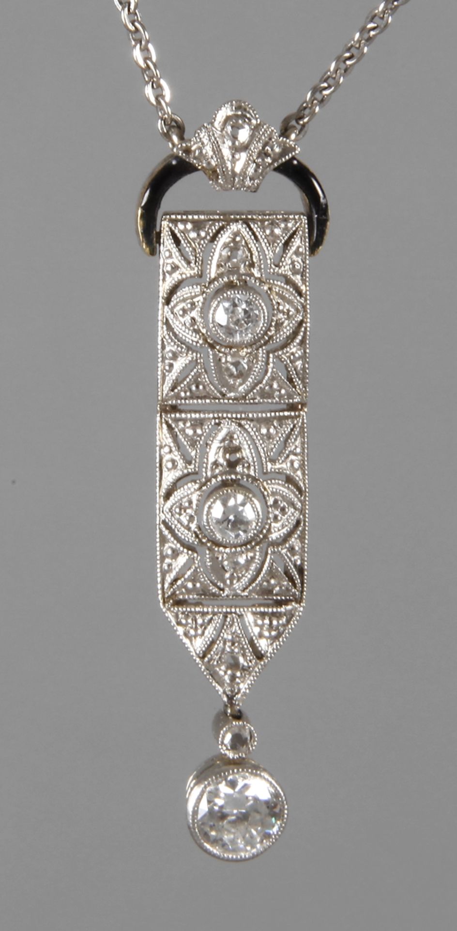 Diamantcollier um 1920, Weißgold gestempelt 14k = 585/1000, durchbrochen gearbeitetes Mittelteil,