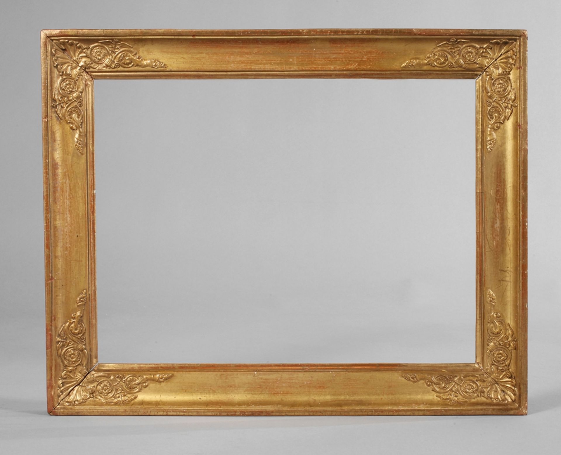 Goldstuckrahmen um 1860, ca. 5,5 cm breite, steigend profilierte, mit Eckkartuschen gestuckte und