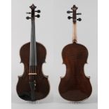 Violine um 1900, ohne Zettel, ungeteilter, sehr gleichmäßig geflammter Boden in dunkelbraunem