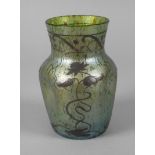 Lötz Wwe. Vase mit Silberauflage um 1900, Dekor Creta Papillon, grünes Glas mit aufgeschmolzenen