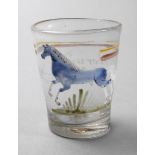Spruchglas mit springendem Pferd 18. Jh., farbloses, leicht blasiges Glas mit ebenso blasigem