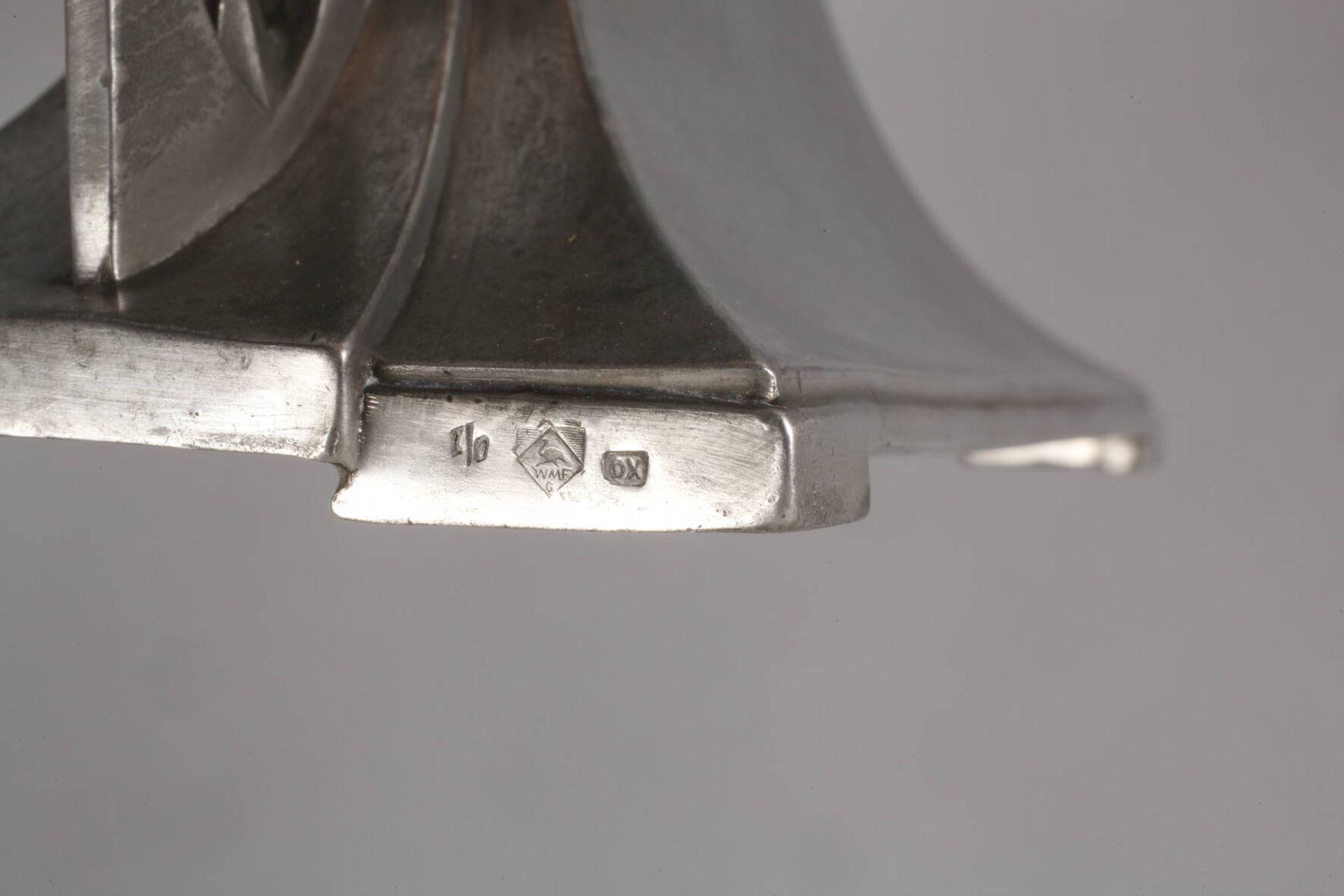WMF Paar Girandolen um 1910, ungemarkt, reliefierte Modellnummer 556, Britanniametall versilbert, - Image 5 of 5