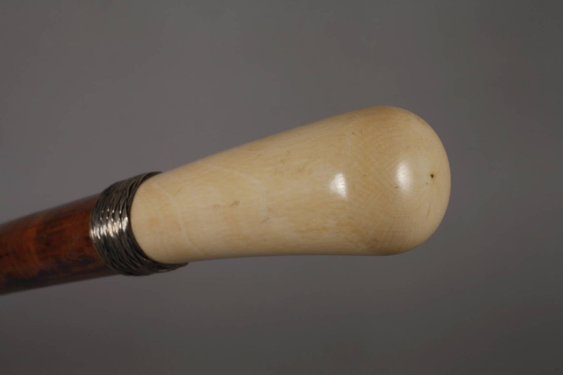 Spazierstock Elfenbein um 1890, hoher, konisch zulaufender Knauf aus Elfenbein, geflochtene - Image 4 of 4