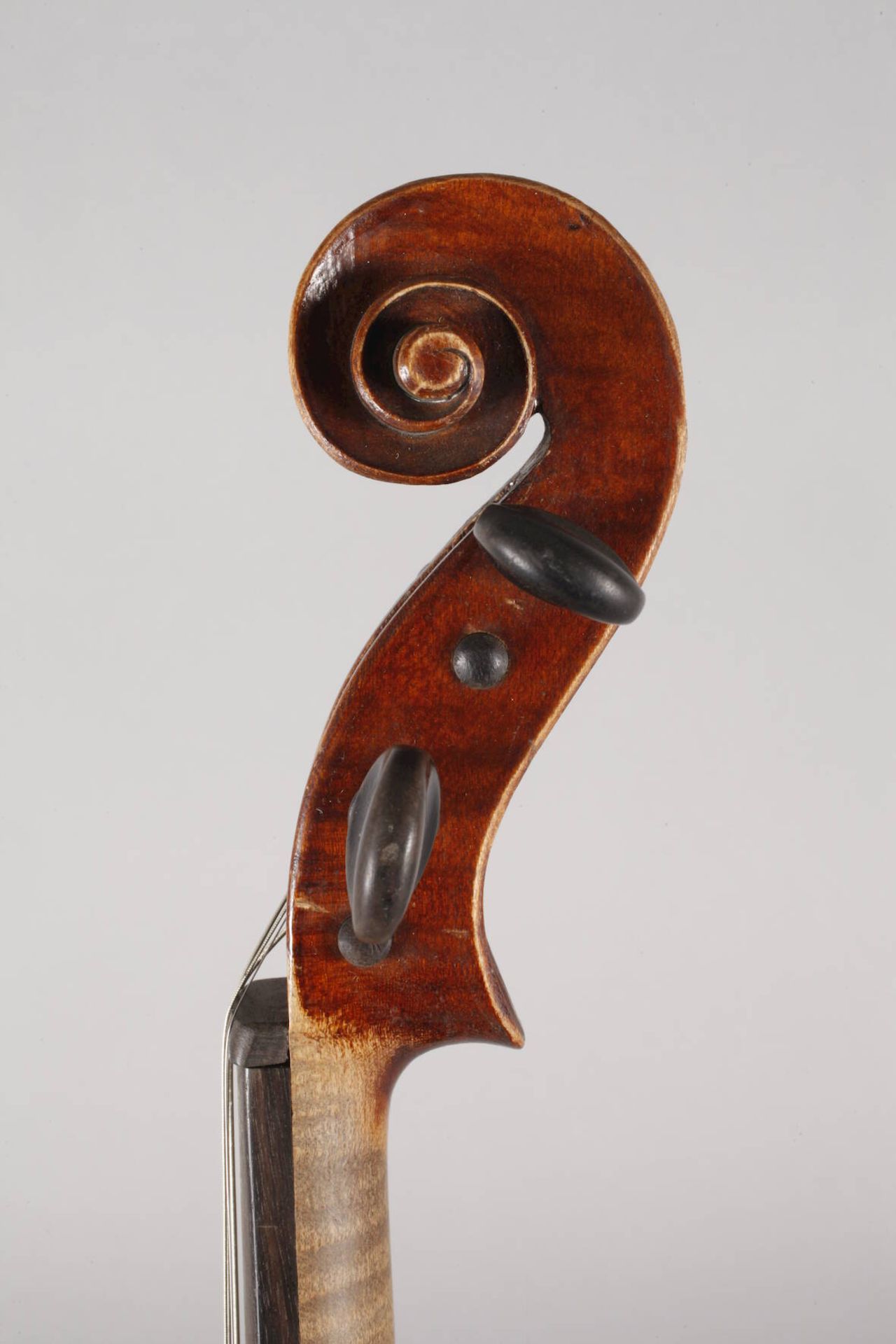 Violine um 1920, ohne Zettel, geteilter, gleichmäßig geflammter Boden in haselnussbraunem Lack, - Image 4 of 5