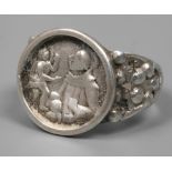 Religiöser Ring 2. Hälfte 19. Jh., Silber geprüft, ca. 17 mm hoher Ringkopf mit religiöser Szene,