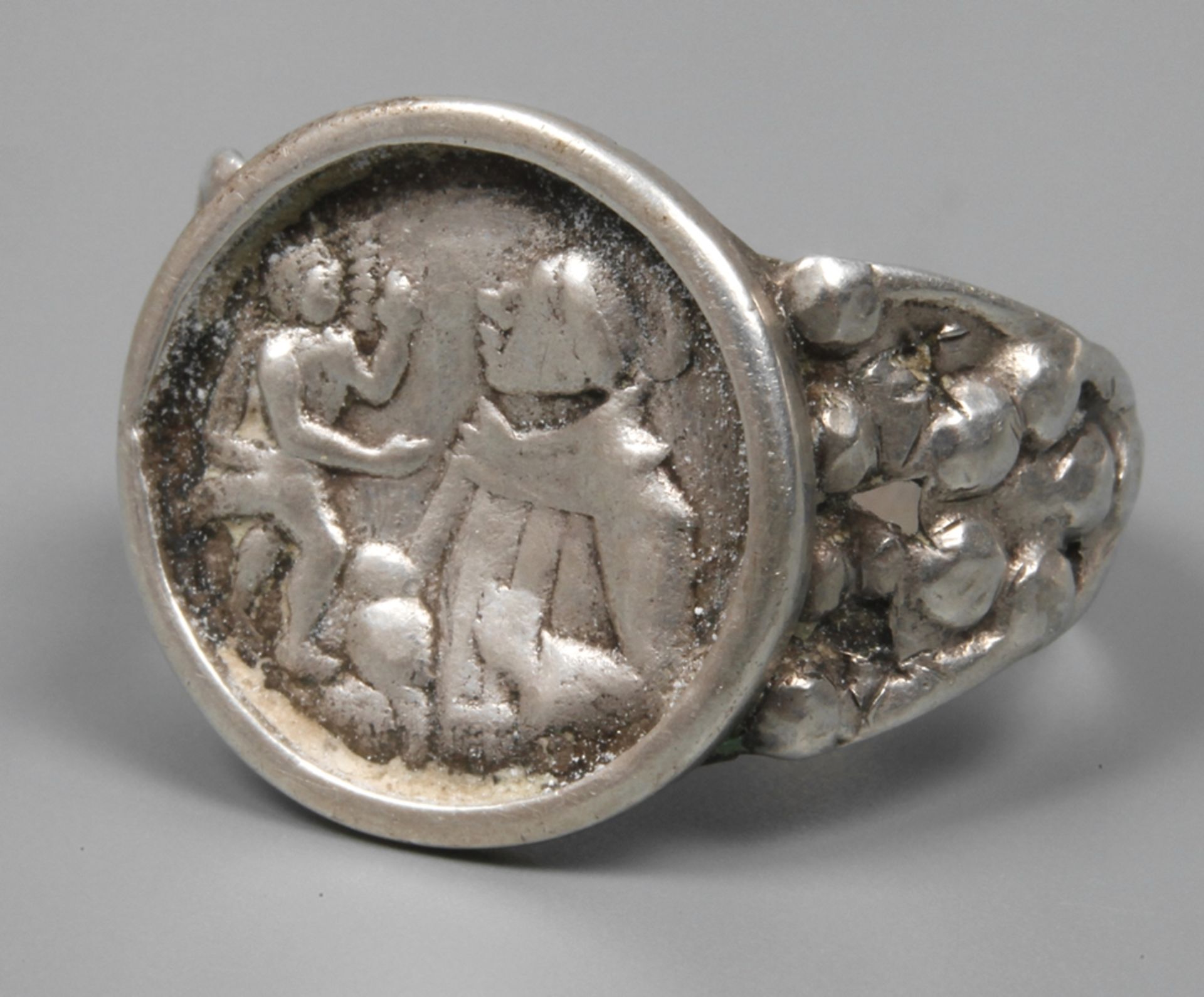 Religiöser Ring 2. Hälfte 19. Jh., Silber geprüft, ca. 17 mm hoher Ringkopf mit religiöser Szene,