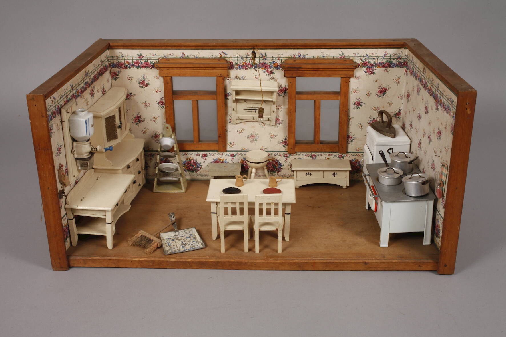 Puppenküche mit Zubehör Mitte 20. Jh., ungemarkt, trapezförmiger Korpus mit zwei rückseitigen - Image 3 of 6