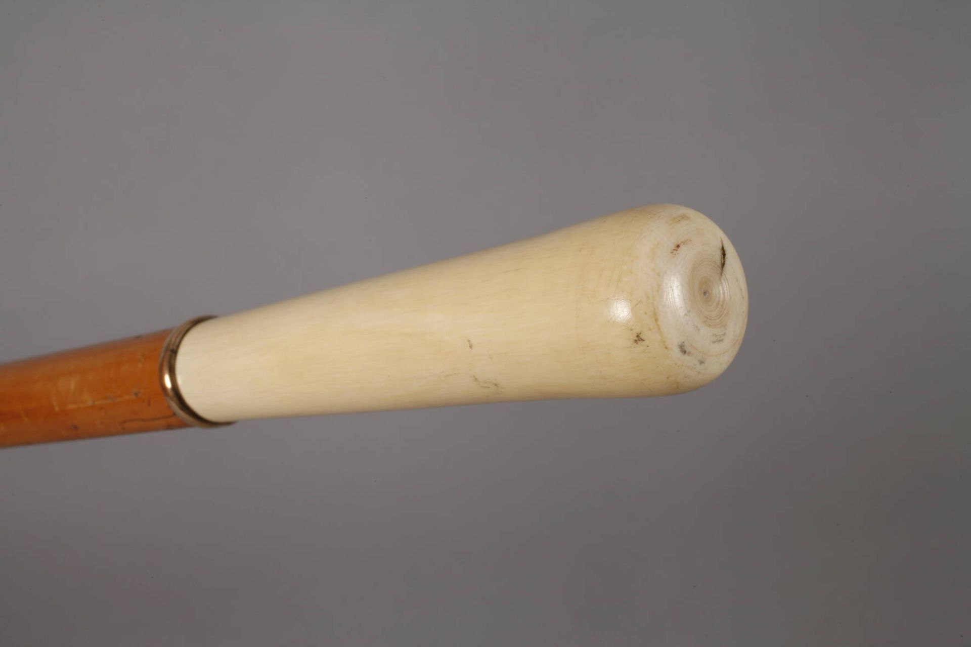 Spazierstock Elfenbein um 1890, hoher, konisch zulaufender Knauf aus Elfenbein, schmale, - Bild 3 aus 4